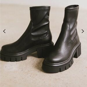 NWT Steve Madden Boomba Boots size 7.5